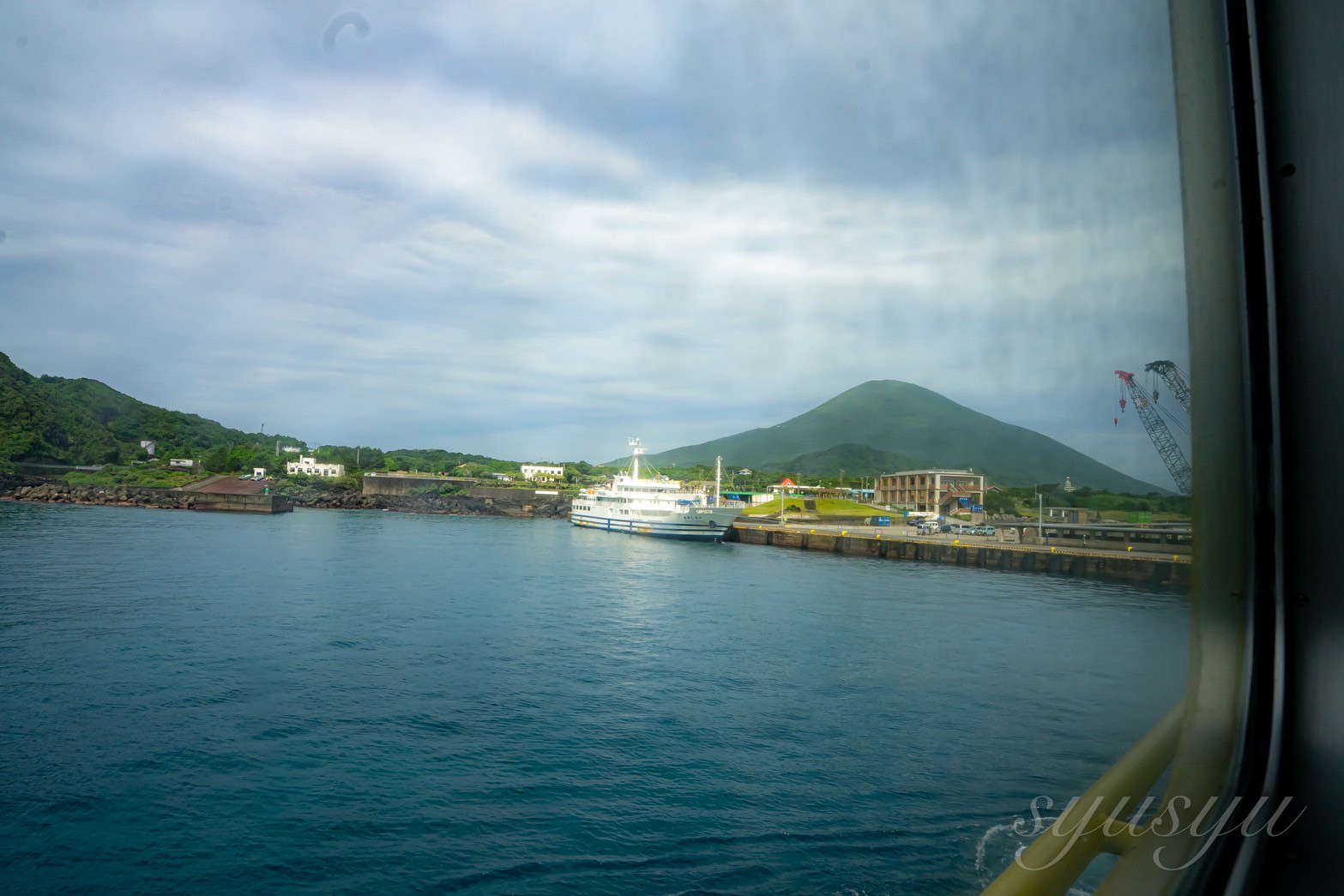 橘丸から見る八丈島、底土港