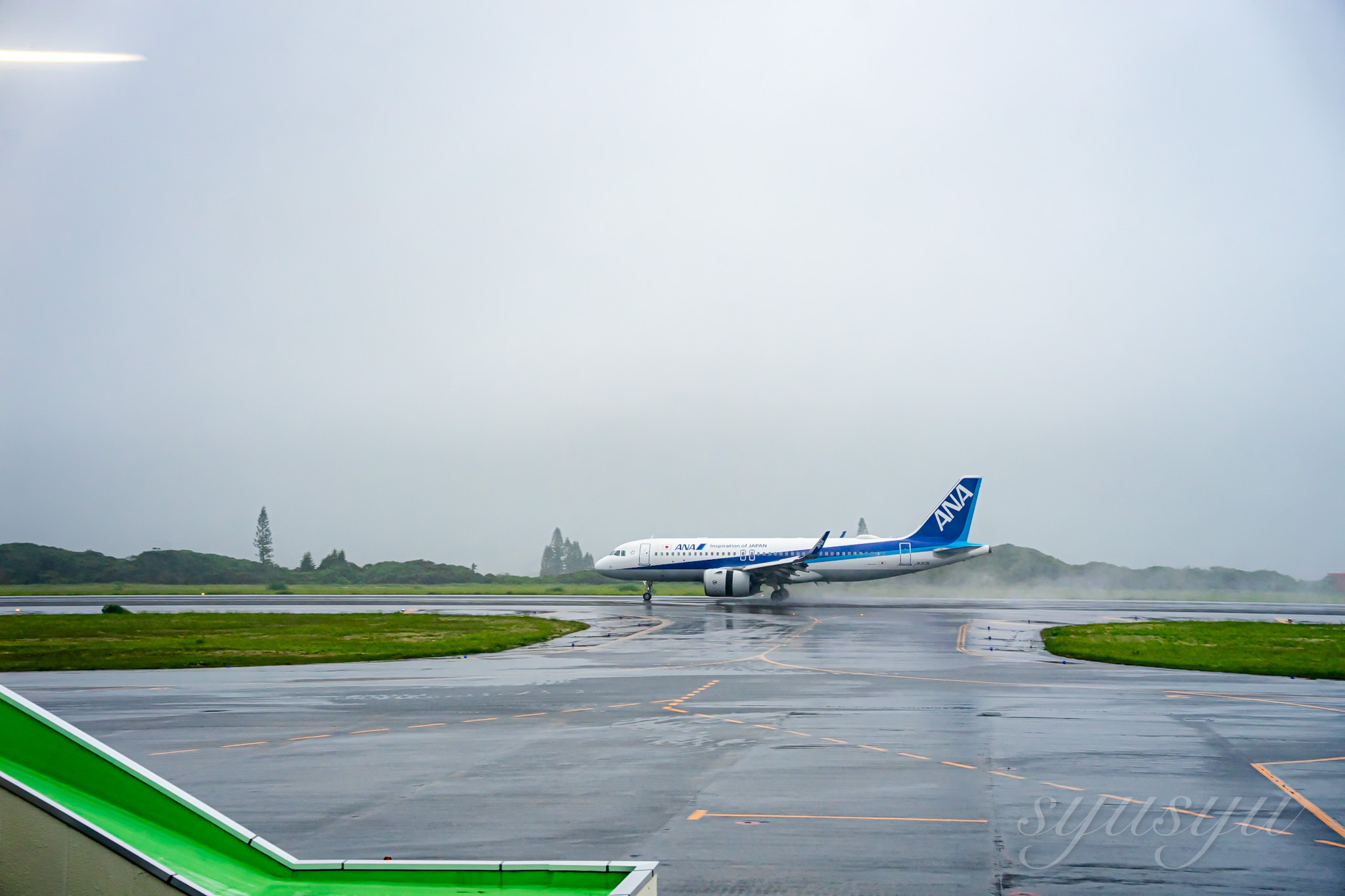 ANA,A320Neo、雨の八丈島空港に着陸