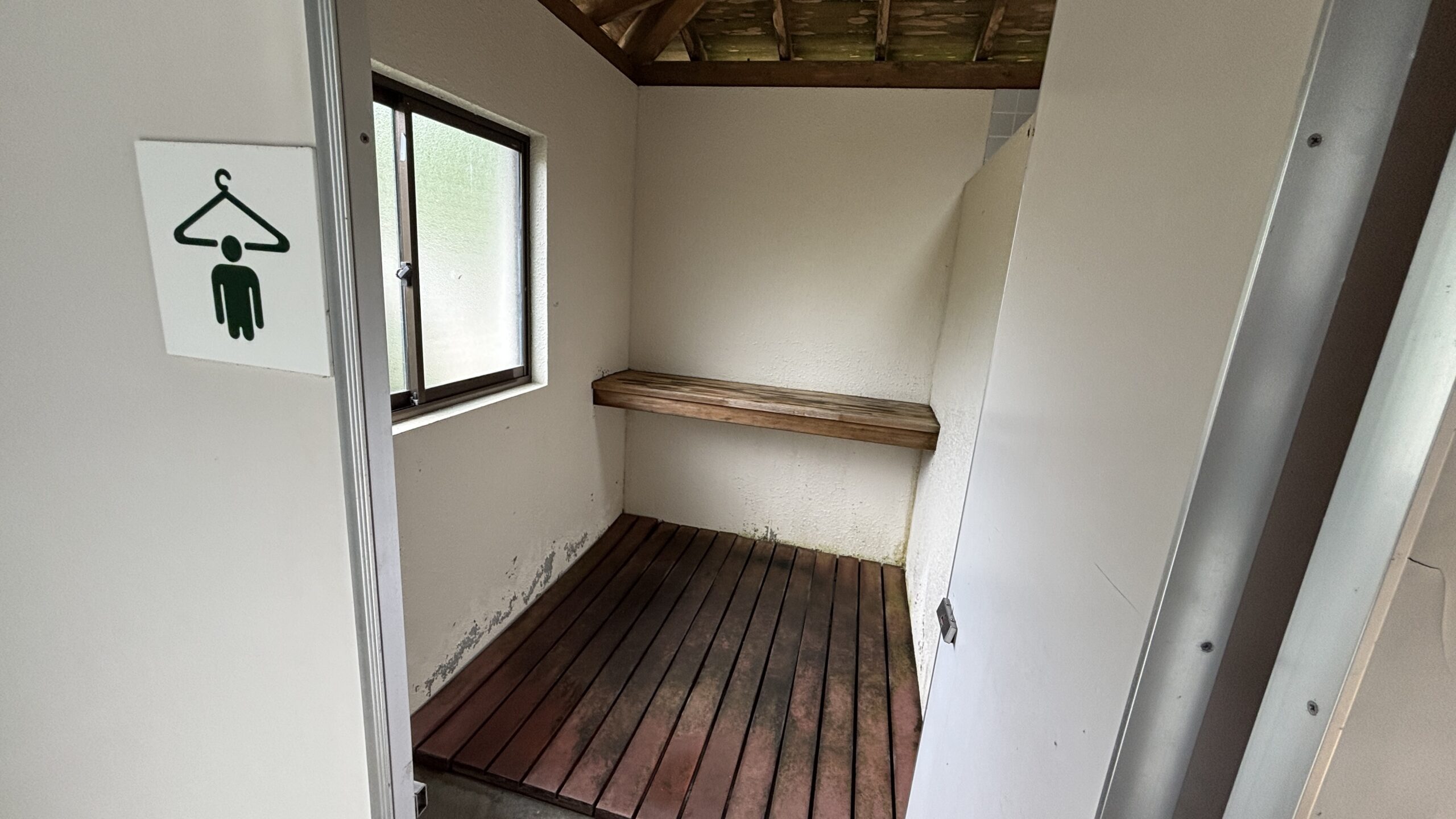 裏見ヶ滝温泉、公衆トイレの脱衣所